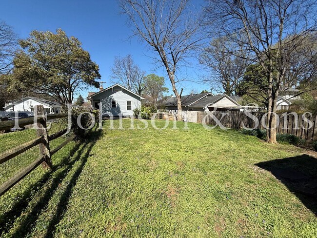 Building Photo - Charming 3BR Home with Fenced Yard, Hardwood Floors and Classic Built Ins