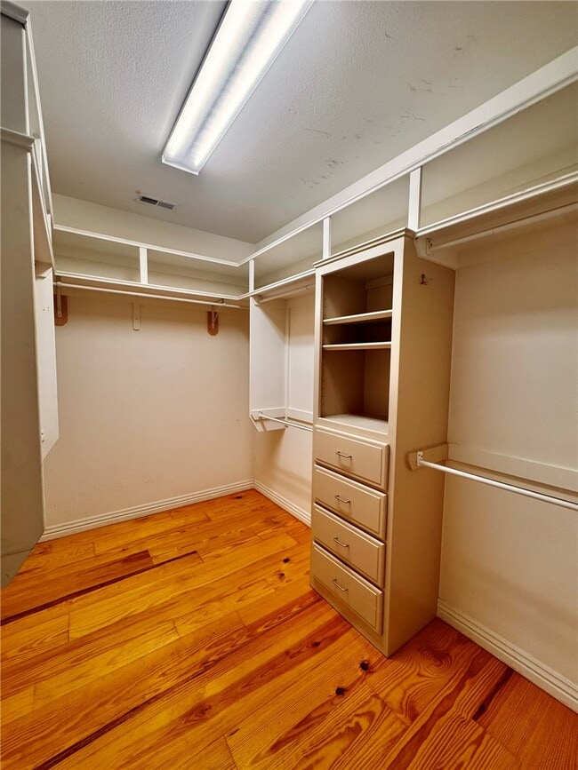 Building Photo - 723 N Lakeview Dr