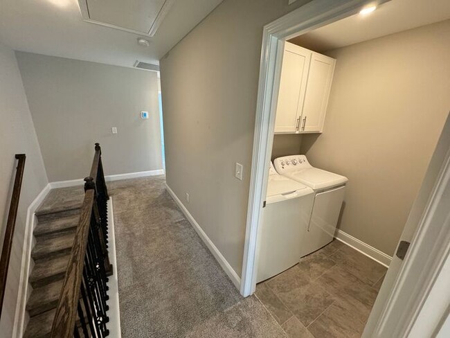 Building Photo - Fabulous Like-New End-Unit Townhome in Durham