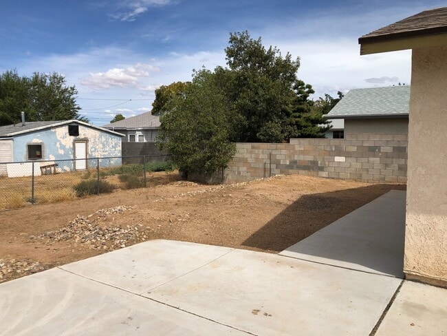 Building Photo - Cute 3 Bedroom 2 Bathroom House in Hualapa...