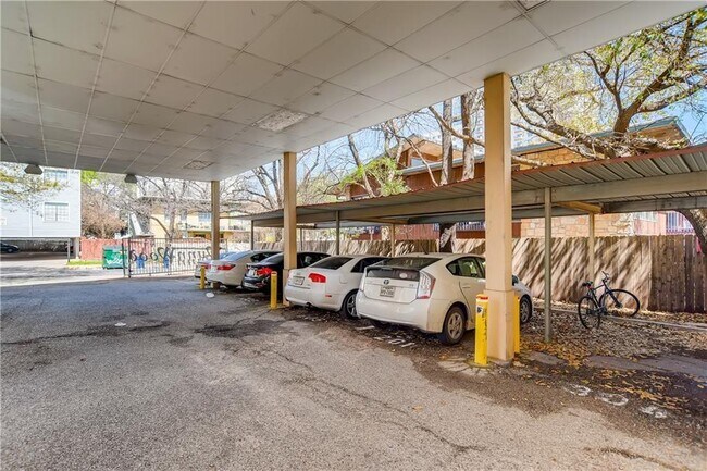 Building Photo - 711 W 21st St