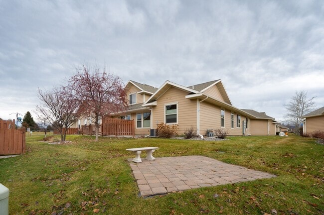 Building Photo - 3 Bedroom, 2 Bath Condo