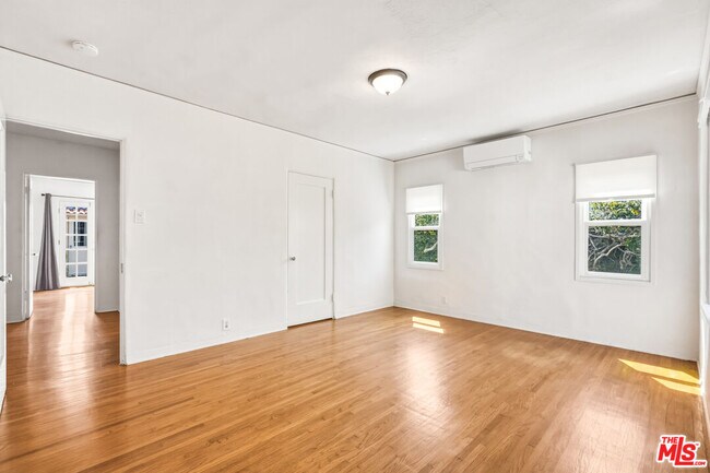 Building Photo - 2613 Cloverfield Blvd