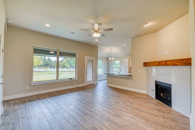Building Photo - 1016 E Jackrabbit Ln