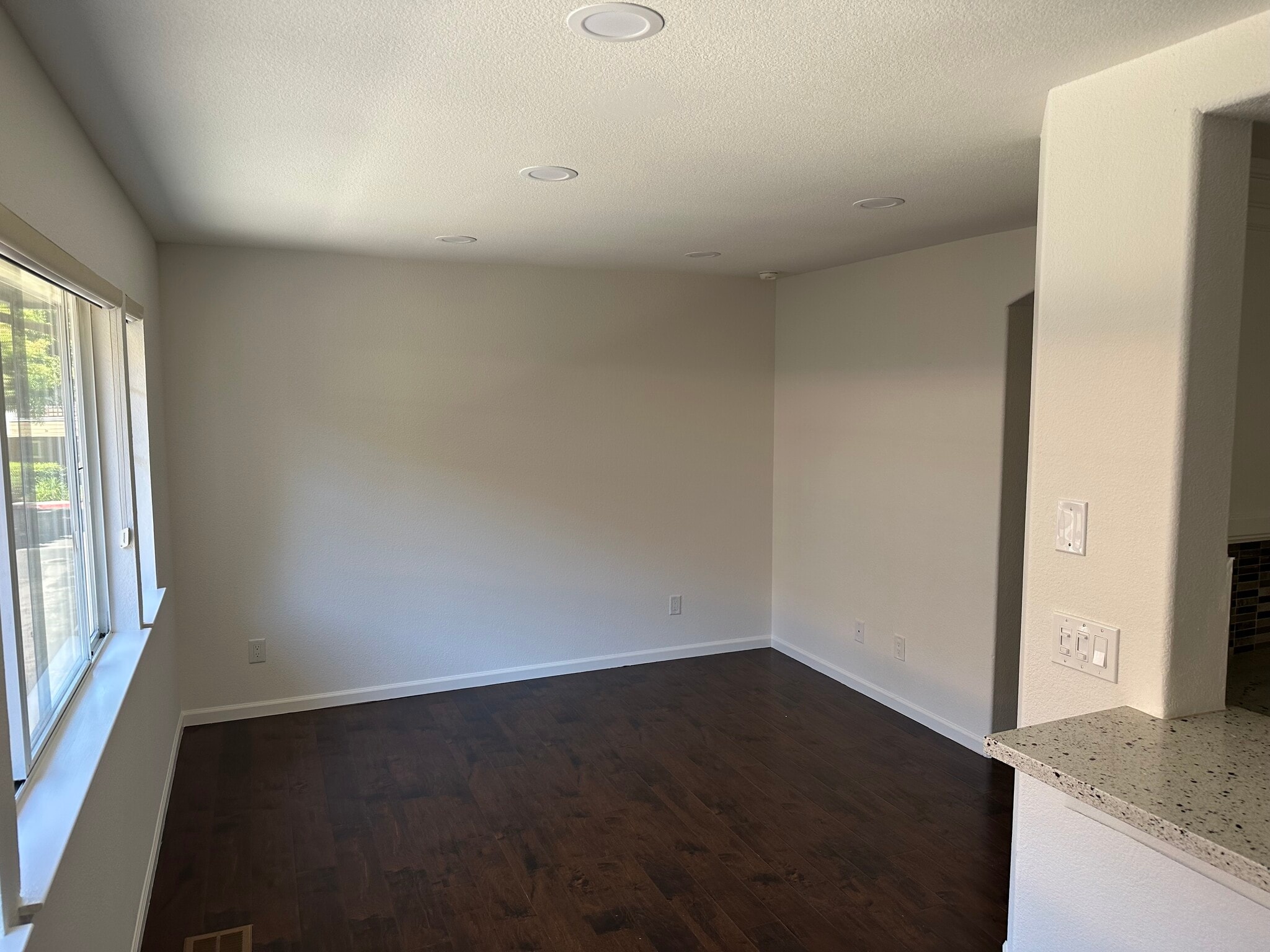 Family room - 542 Mill River Ln