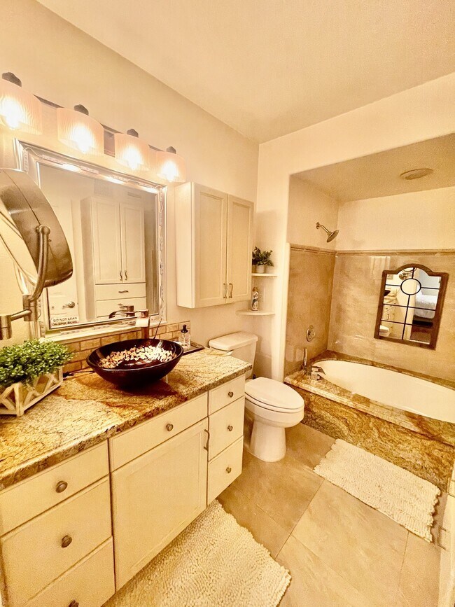 Building Photo - Beautiful Fully Furnished 2 bedroom 2 bath condo for rent!