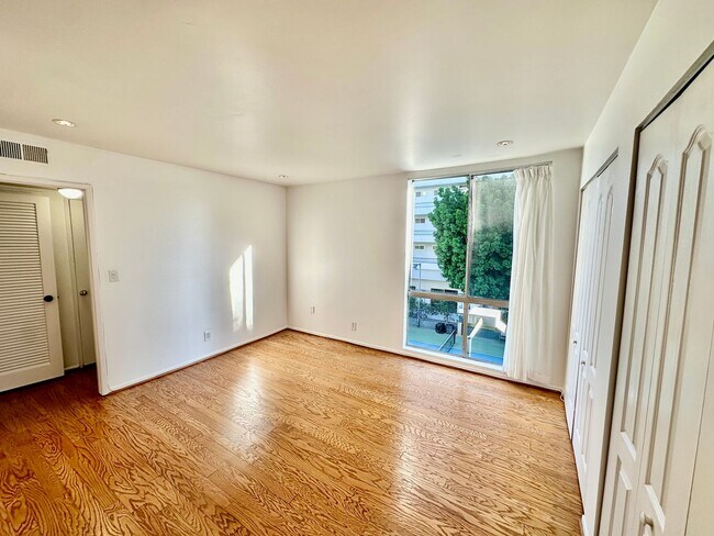 Building Photo - 1134 Alta Loma Rd