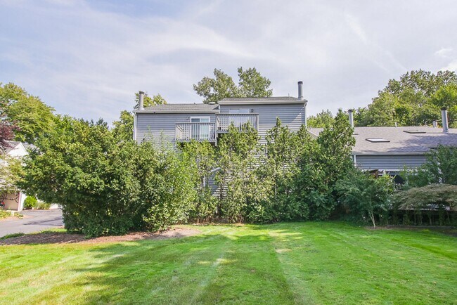 Building Photo - 3 Bedroom/2.5 Bath Westlake!! Condo living...