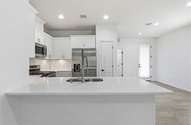 Building Photo - 3 bedroom 2 bath with washer and dryer in 79928