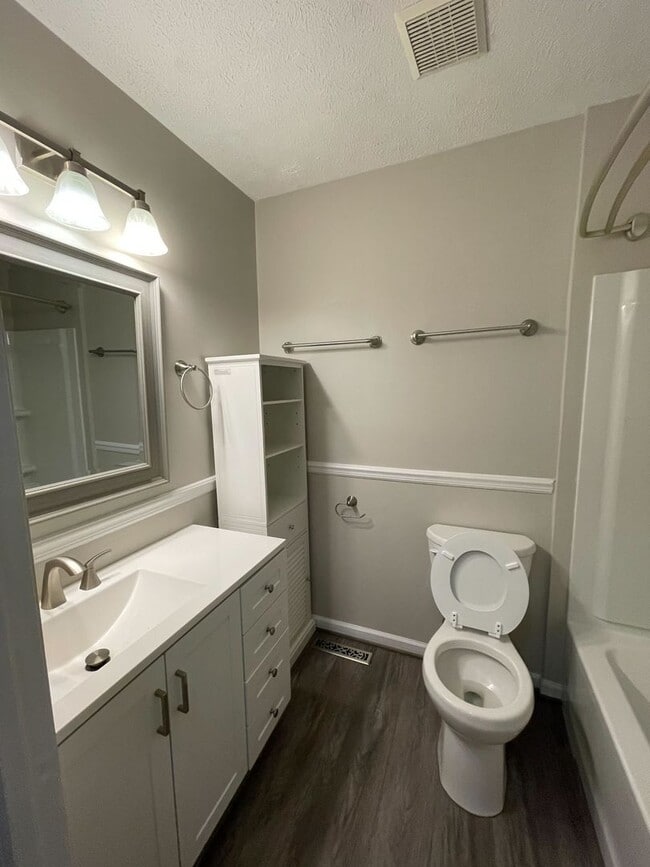 Building Photo - Updated 3 Bedroom 2.5 Bath Home on Hardwoo...