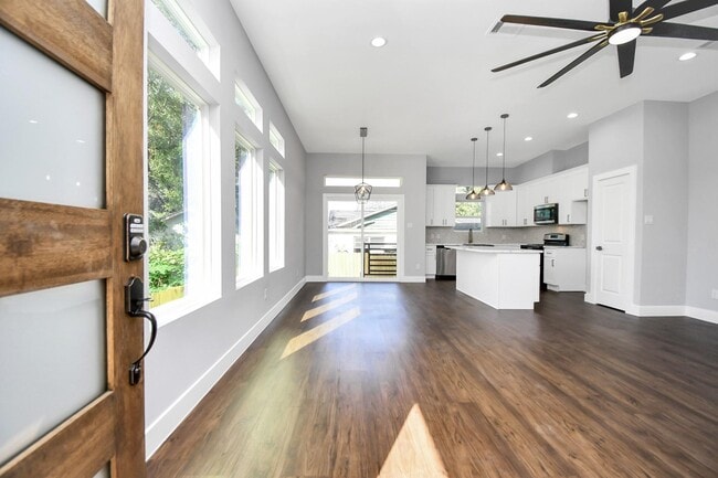 Building Photo - 4215 Rogers St