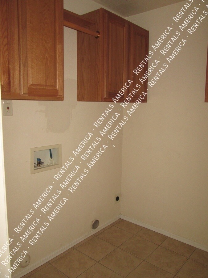 Building Photo - 144 S Mulberry St