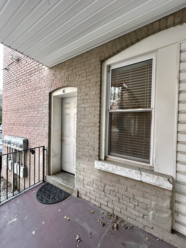 Building Photo - 3020 Colonial Ave