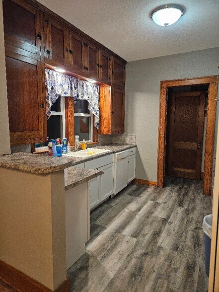 Building Photo - 402 E 5th St