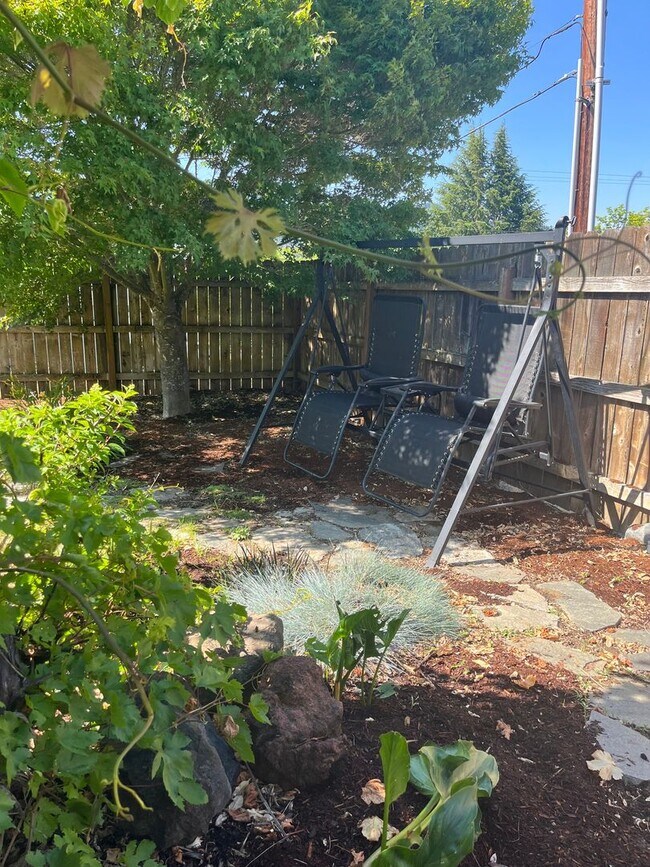 Building Photo - Large 3 bed/2 bath single family home