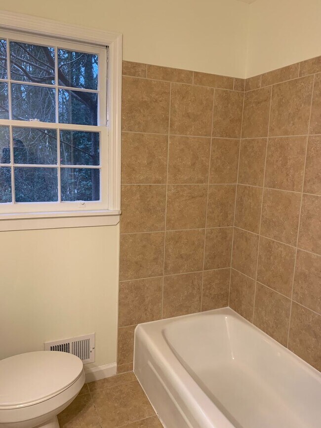 Building Photo - 4 BR 3 BATH in Cedar Creek!