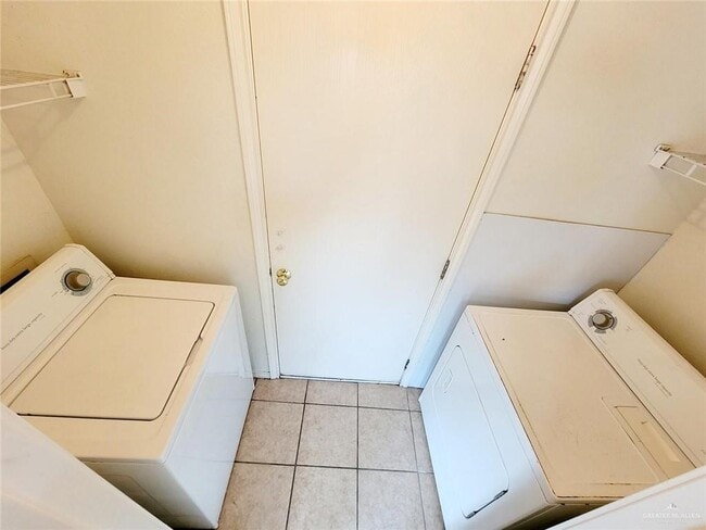 Building Photo - 11 Flamingo Ave