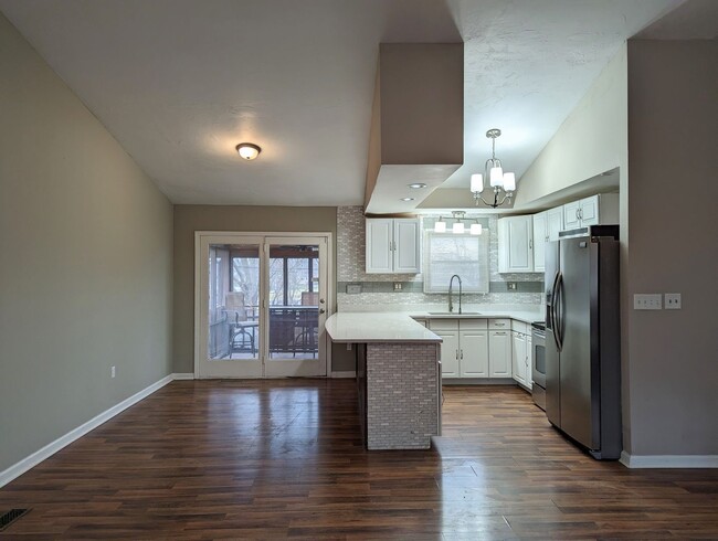 Building Photo - Updated 3 Bed / 2.5 Bath in Desirable Engl...