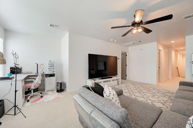 Building Photo - 4001 Stone Hl Ln