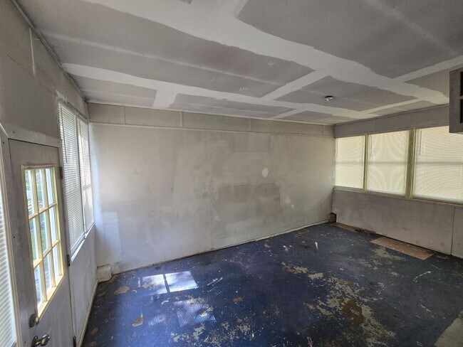 Building Photo - 3 Bedroom, 1 Bathroom, Plus enclosed porch