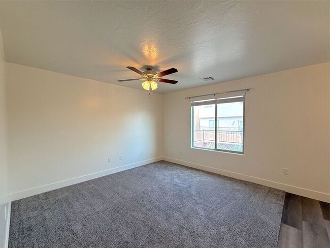 Building Photo - 4 bed, 2.5 bath home w/2 car garage