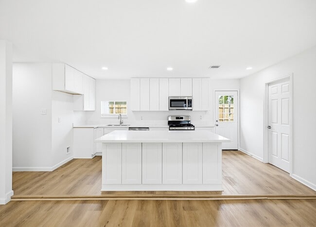 Building Photo - 7954 Glenvista St