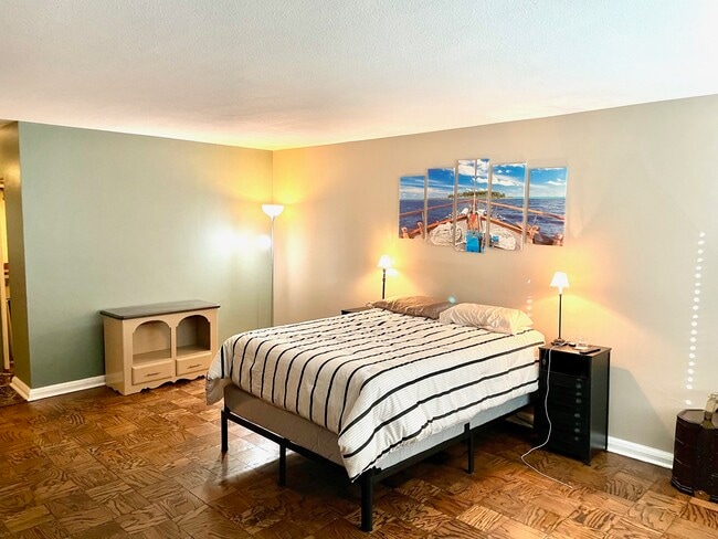 Building Photo - 900 S Hanley Rd