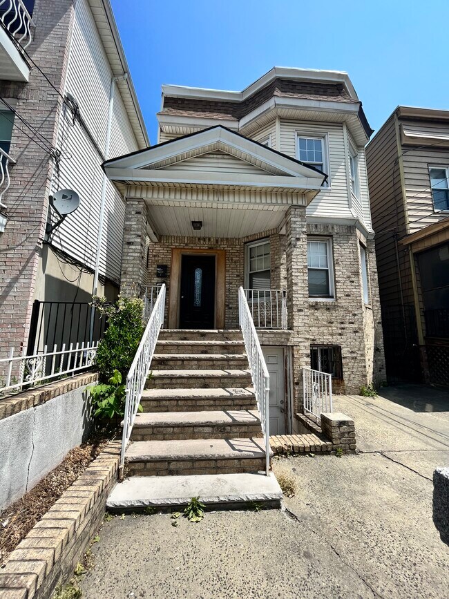 Unit 2 - 144 Bidwell Ave