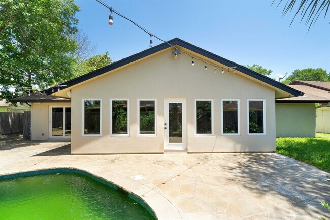 Building Photo - 3215 Sesbania Dr