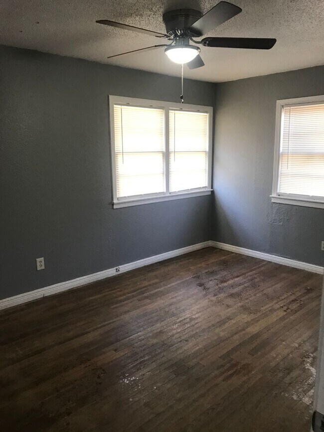 Building Photo - Handyman Special $0 First Month's Rent / “You fix, you SAVE BIG!!” Contact Mayshell for details: ...