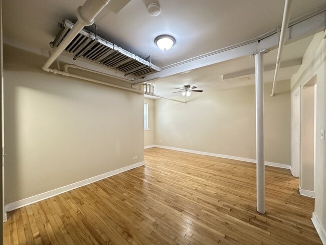 Building Photo - 4824 W Addison St