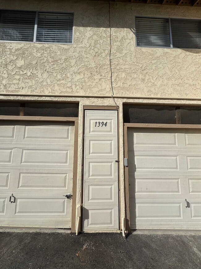 Building Photo - Bright, Updated Home Ready to Move In