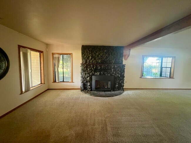 Building Photo - 1 Bedroom 1 Bath House & Granny Unit - 2 Bedrooms 1 Bath w/Kitchenette in Los Molinos