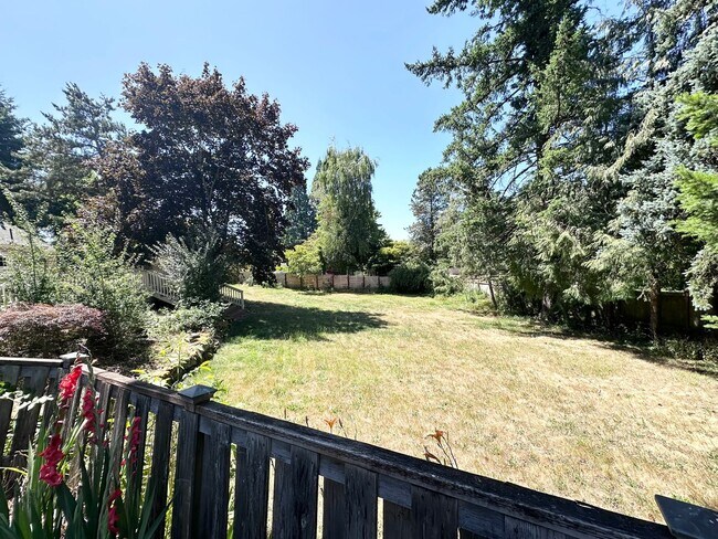Building Photo - Gorgeous 3 Bed 2 Bath w/ Brand New Deck Patio Home in Cedar Hills! MOVE IN SPECIAL!
