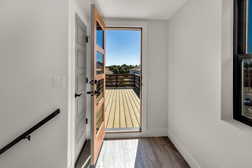 private roof deck & 3rd floor office/loft - 5634 South Curtice Street