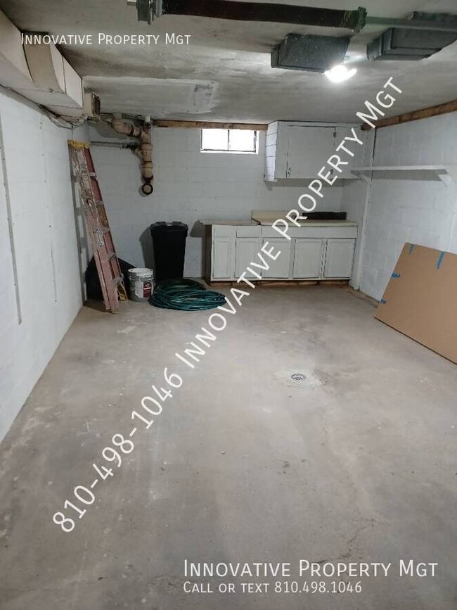 Building Photo - 3087 Hatherly Ave