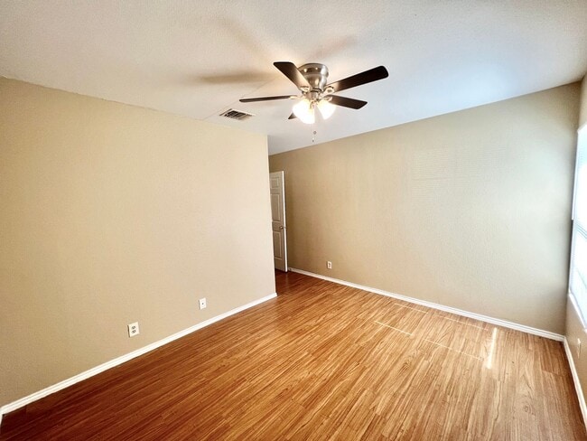 Building Photo - *MOVE IN SPECIAL* Great Location! 3 Bedroom Home Near Shopping & Dining!