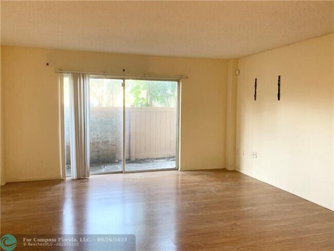 Building Photo - 4174 Inverrary Dr
