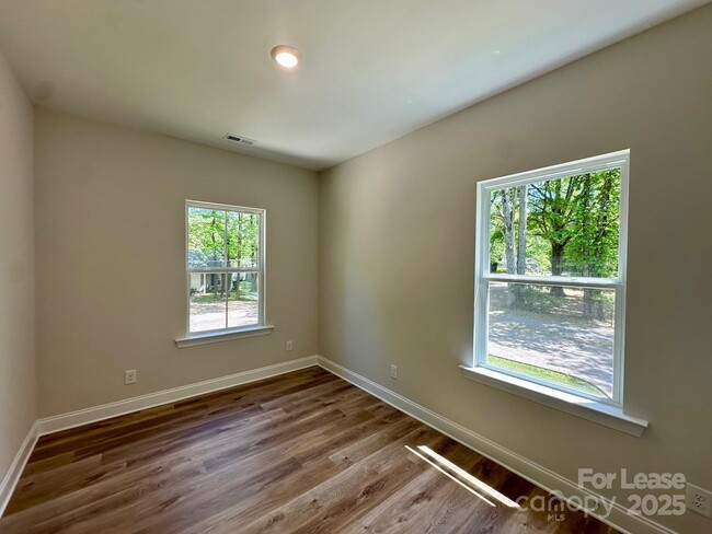Building Photo - 9251 Eleanor Dr