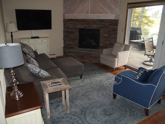 Building Photo - 2 Bedroom 2 bath, Hillside Whitefish Lake Condo