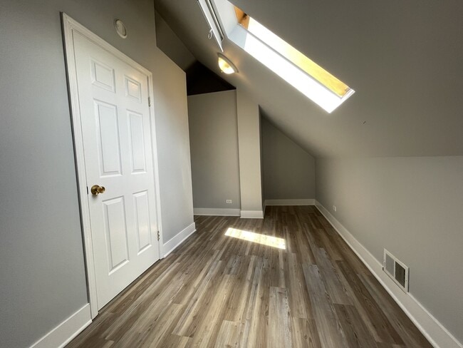 Building Photo - 942 N Elston Ave