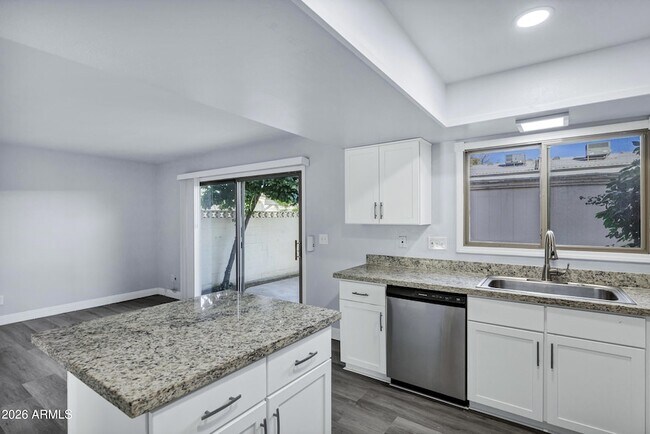 Building Photo - 14 E Hermosa Dr