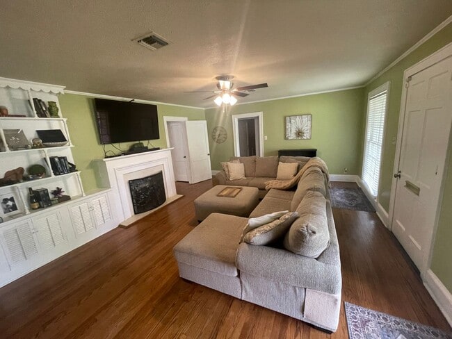 Building Photo - Spacious South Highlands 2 Bedroom Home with flex rooms!