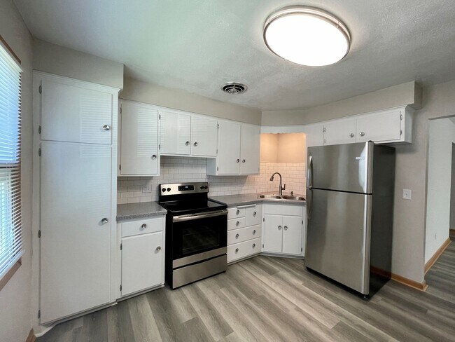 Building Photo - Newley Remodeled 1bed 1bath located near the Vilas neighborhood and hospitals
