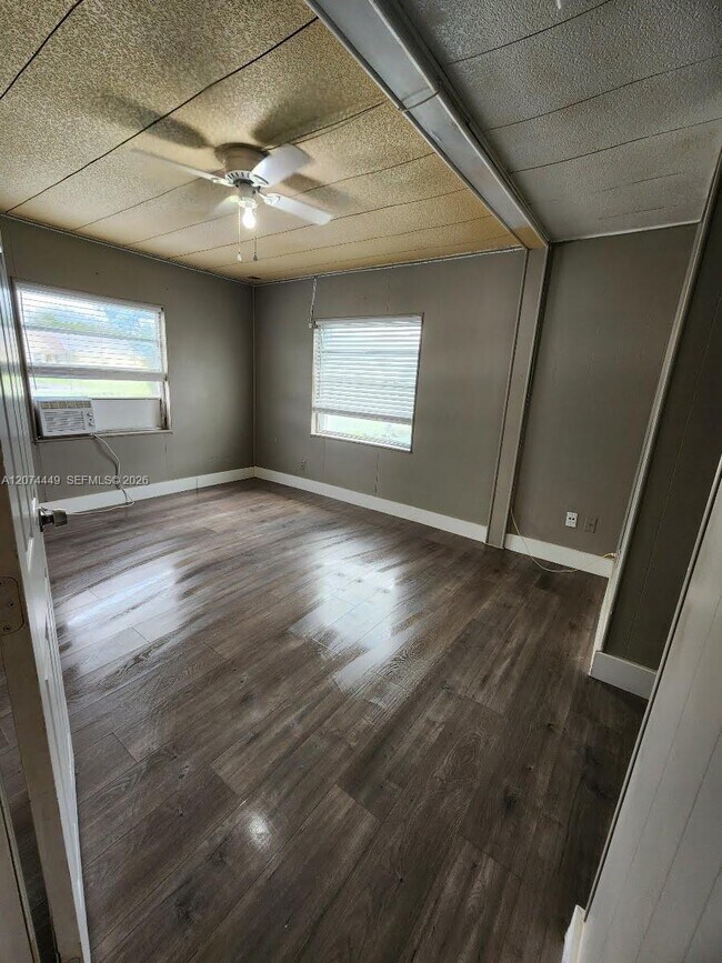 Building Photo - 6520 Sandalfoot Blvd