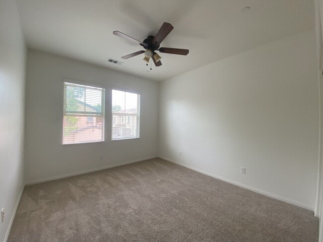 Building Photo - Move-in Ready Townhome in Parklike Community
