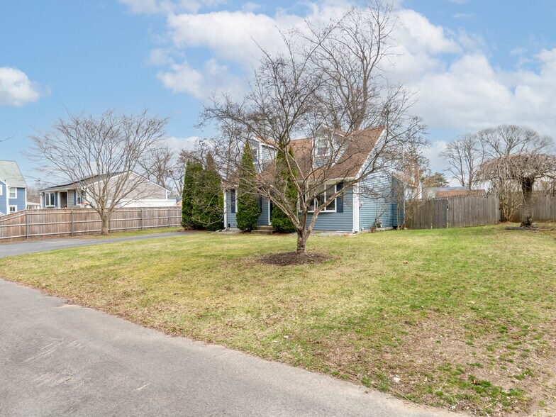 Building Photo - 32 Hamlin Ave