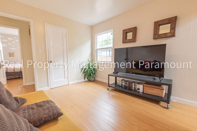 Building Photo - Modern, Eco-Friendly 4BR Home with Views i...