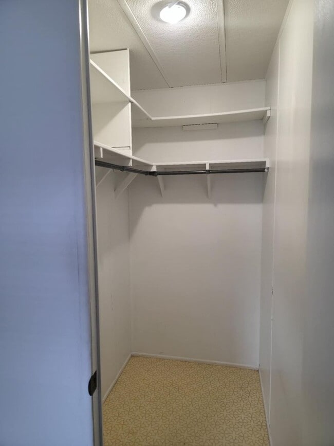 Building Photo - 2 BEDROOM 2 BATHROOM ON THE GOLF COURSE