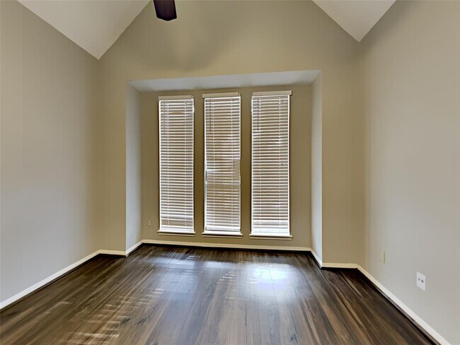 Building Photo - 6629 Queensclub Dr